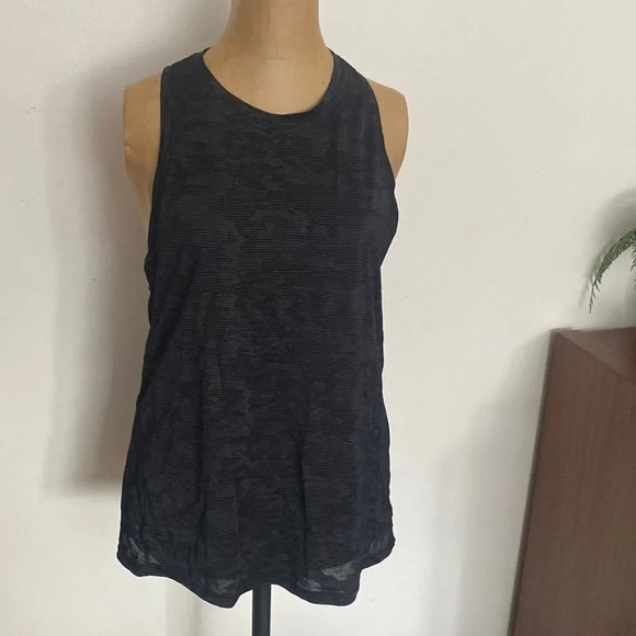 Lululemon black tank top sz 6 camo stripe print great pre owned condition - Picture 1 of 6